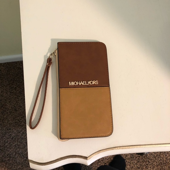Michael Kors wristlet - Picture 1 of 5